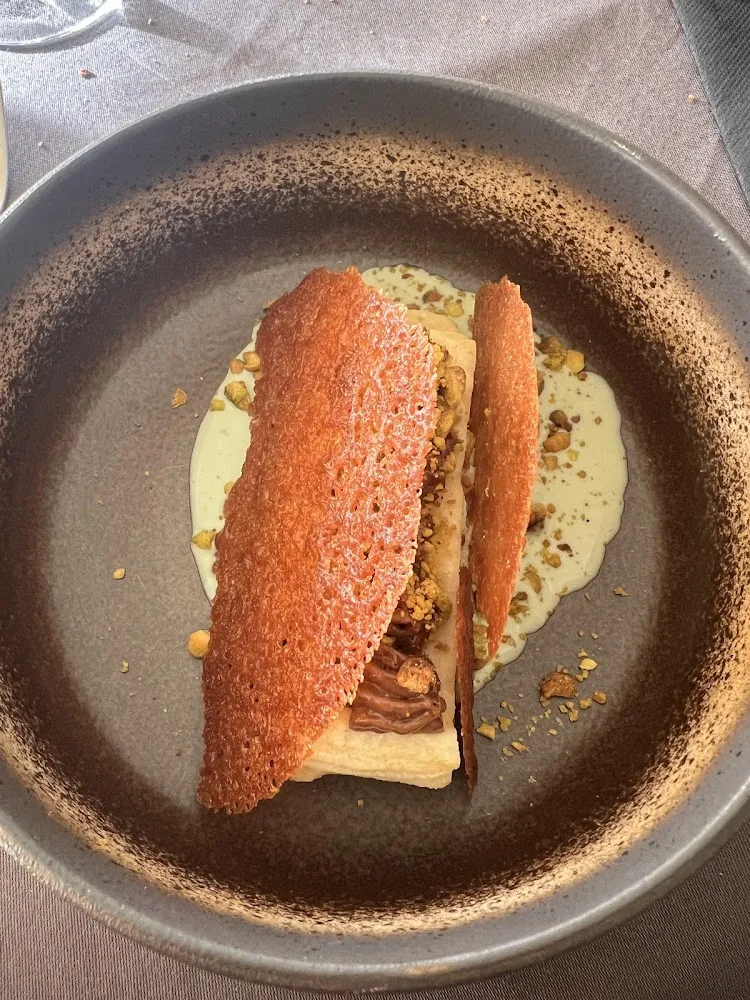 Riz de Veau Pané Aux Cacahuètes Émulsion de Mûres Et Champignons Poêlés